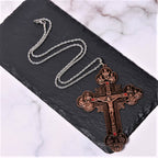 Crucifijo Ornamental de Estilo Clásico con Iconografía de Todos los Santos y Acentos de Gemas Rojas - Collar con Colgante