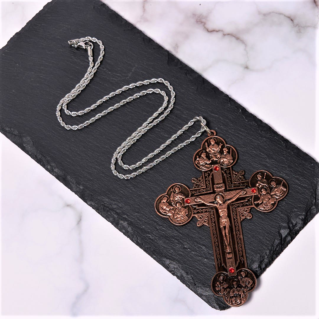 Crucifijo Ornamental de Estilo Clásico con Iconografía de Todos los Santos y Acentos de Gemas Rojas - Collar con Colgante