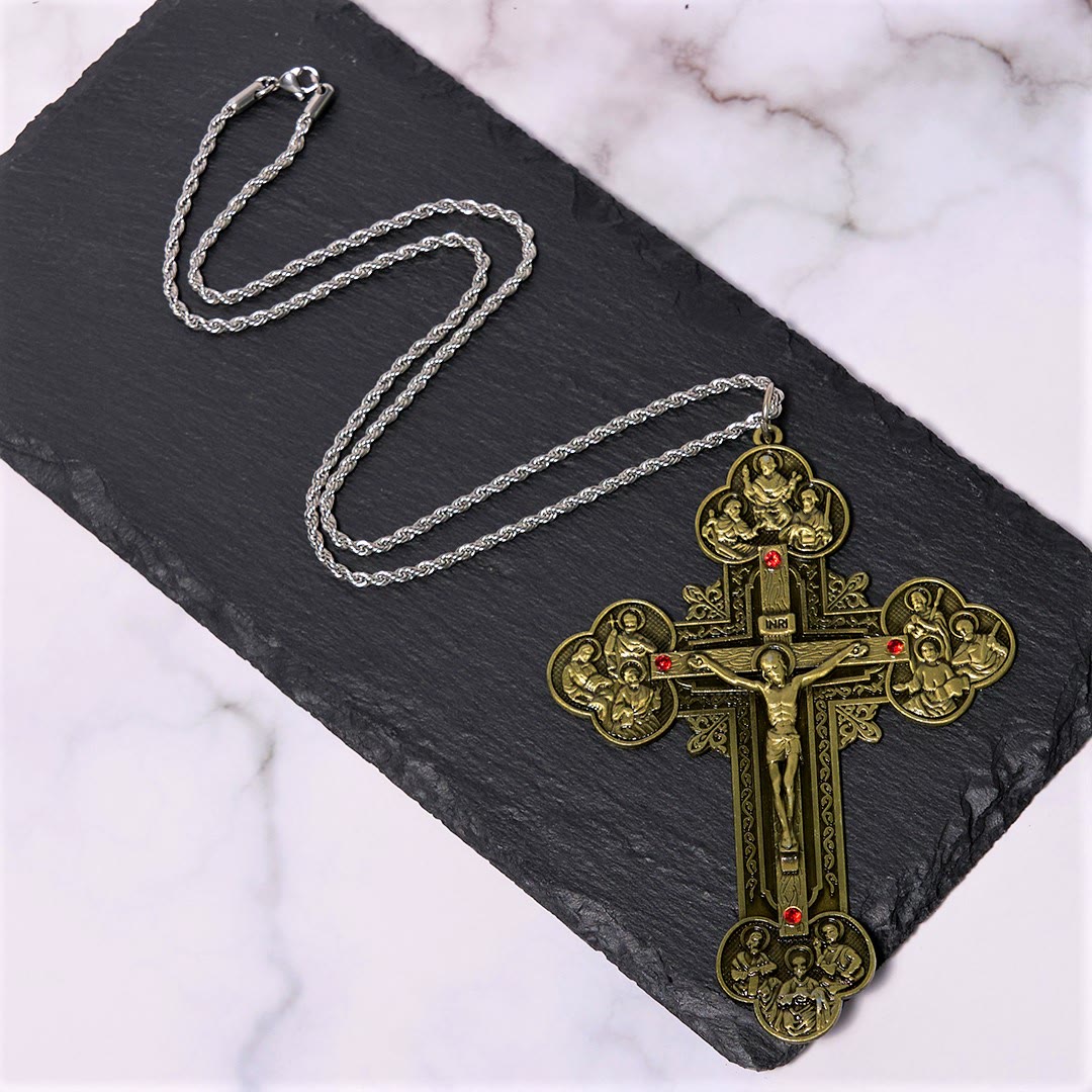 Crucifijo Ornamental de Estilo Clásico con Iconografía de Todos los Santos y Acentos de Gemas Rojas - Collar con Colgante