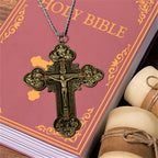 Crucifijo Ornamental de Estilo Clásico con Iconografía de Todos los Santos y Acentos de Gemas Rojas - Collar con Colgante