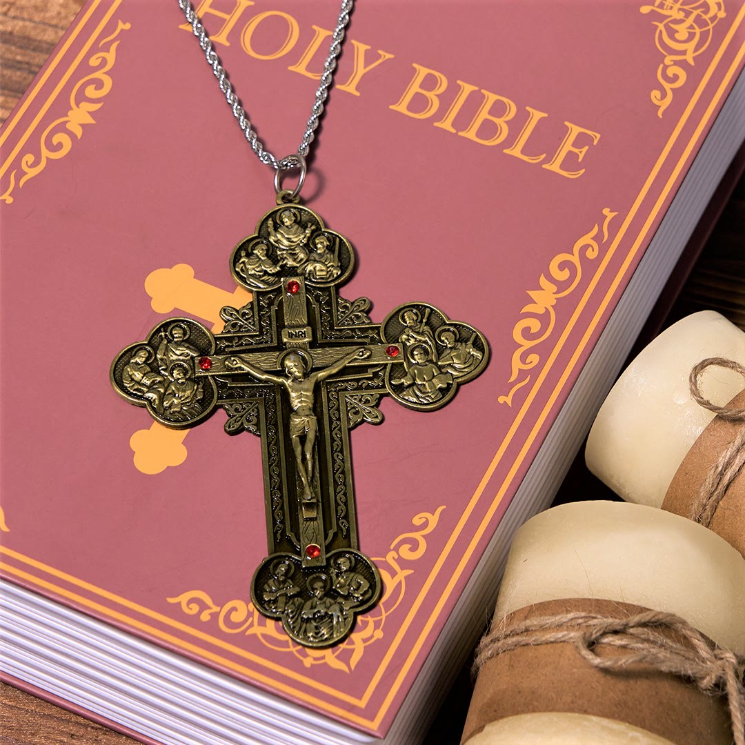 Crucifijo Ornamental de Estilo Clásico con Iconografía de Todos los Santos y Acentos de Gemas Rojas - Collar con Colgante