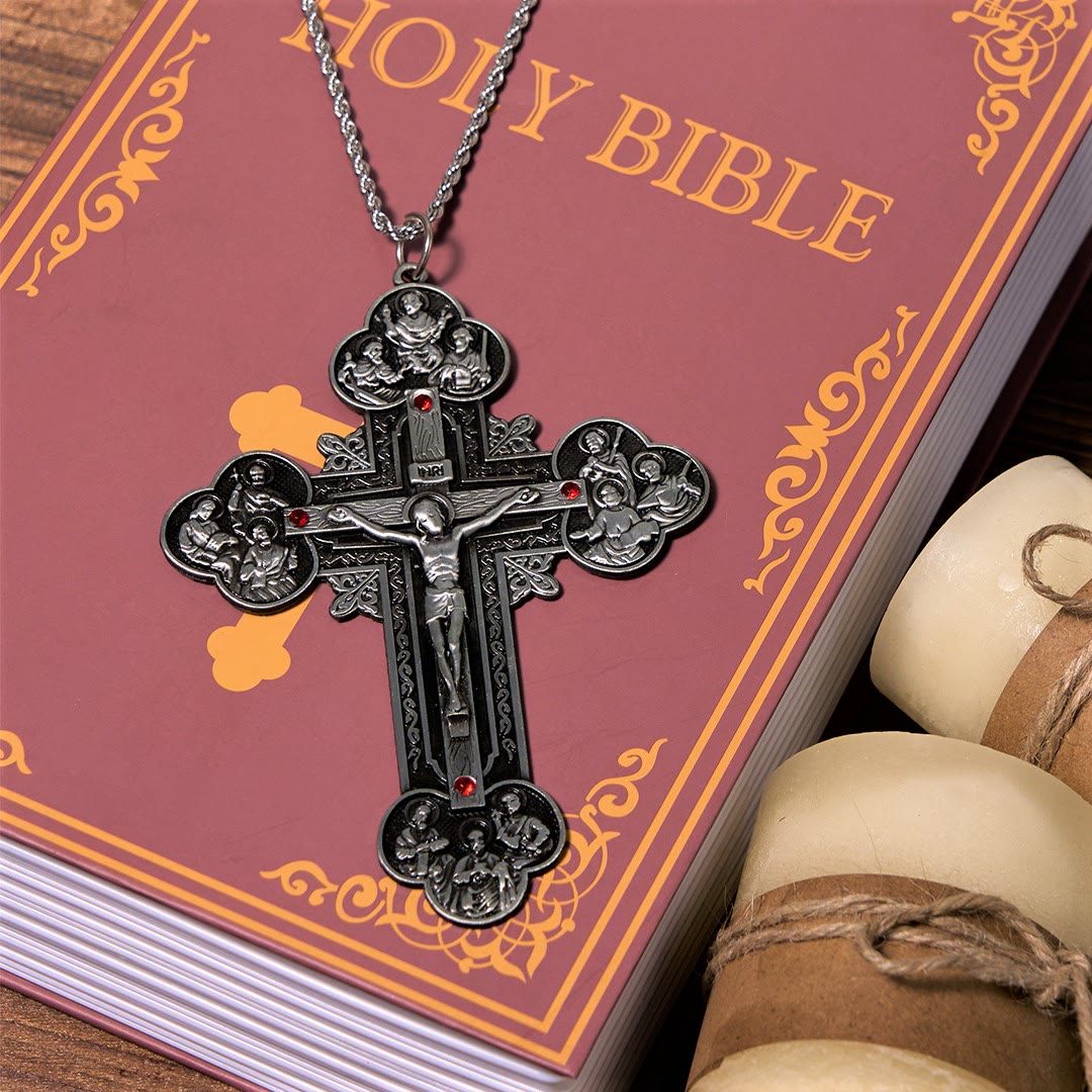 Crucifijo Ornamental de Estilo Clásico con Iconografía de Todos los Santos y Acentos de Gemas Rojas - Collar con Colgante
