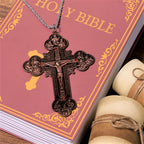 Crucifijo Ornamental de Estilo Clásico con Iconografía de Todos los Santos y Acentos de Gemas Rojas - Collar con Colgante