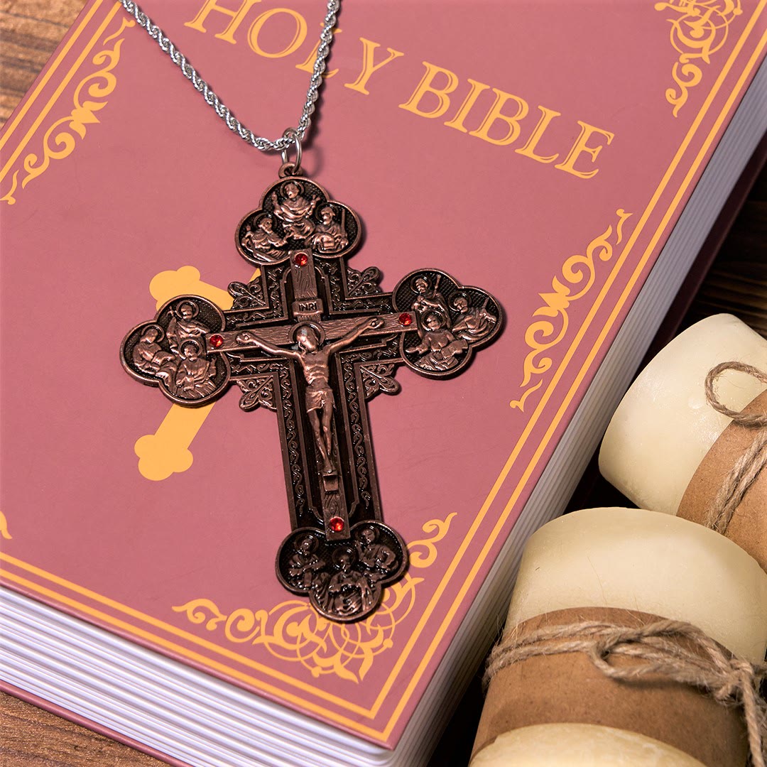 Crucifijo Ornamental de Estilo Clásico con Iconografía de Todos los Santos y Acentos de Gemas Rojas - Collar con Colgante