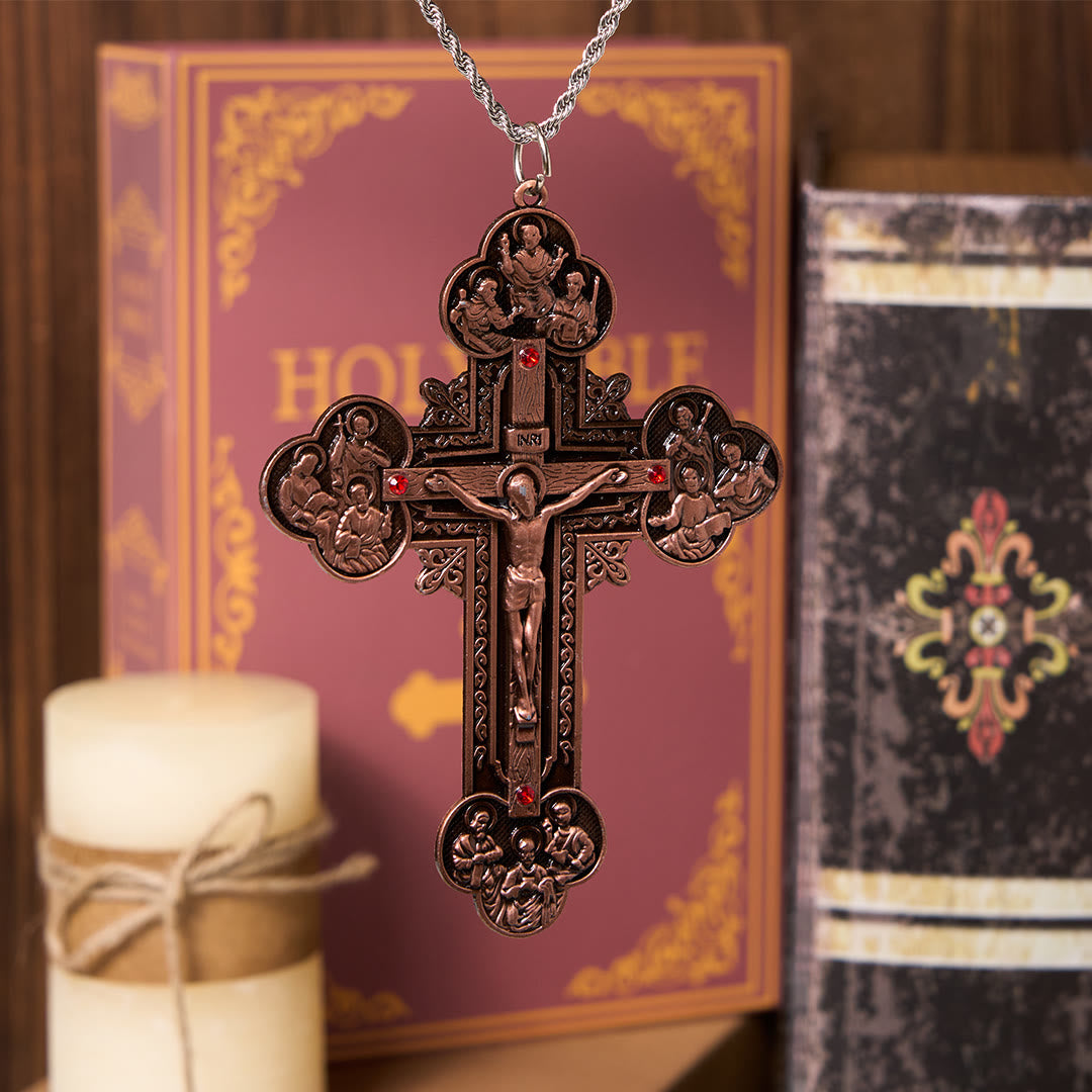 Crucifijo Ornamental de Estilo Clásico con Iconografía de Todos los Santos y Acentos de Gemas Rojas - Collar con Colgante