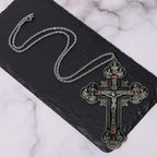 Crucifijo Ornamental de Estilo Clásico con Iconografía de Todos los Santos y Acentos de Gemas Rojas - Collar con Colgante
