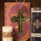 Crucifijo Ornamental de Estilo Clásico con Iconografía de Todos los Santos y Acentos de Gemas Rojas - Collar con Colgante