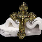 Crucifijo Ornamental de Estilo Clásico con Iconografía de Todos los Santos y Acentos de Gemas Rojas - Collar con Colgante
