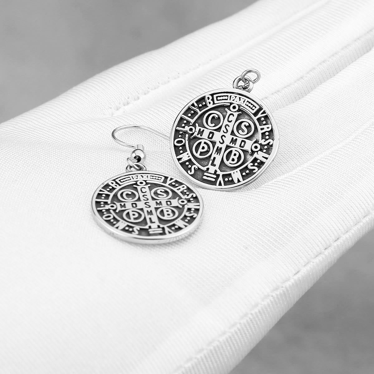 Pendientes de Protección Divina con Emblema Grabado de San Benito Estilo Clásico