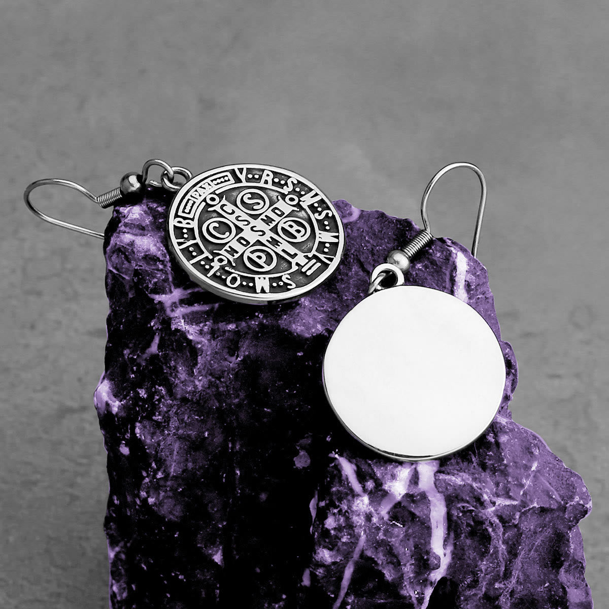 Pendientes de Protección Divina con Emblema Grabado de San Benito Estilo Clásico
