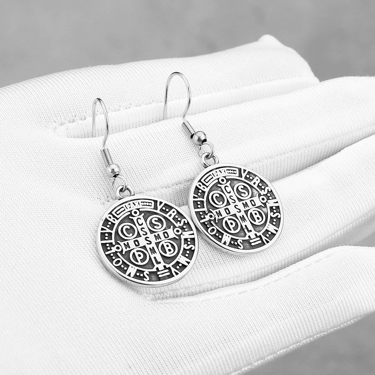 Pendientes de Protección Divina con Emblema Grabado de San Benito Estilo Clásico
