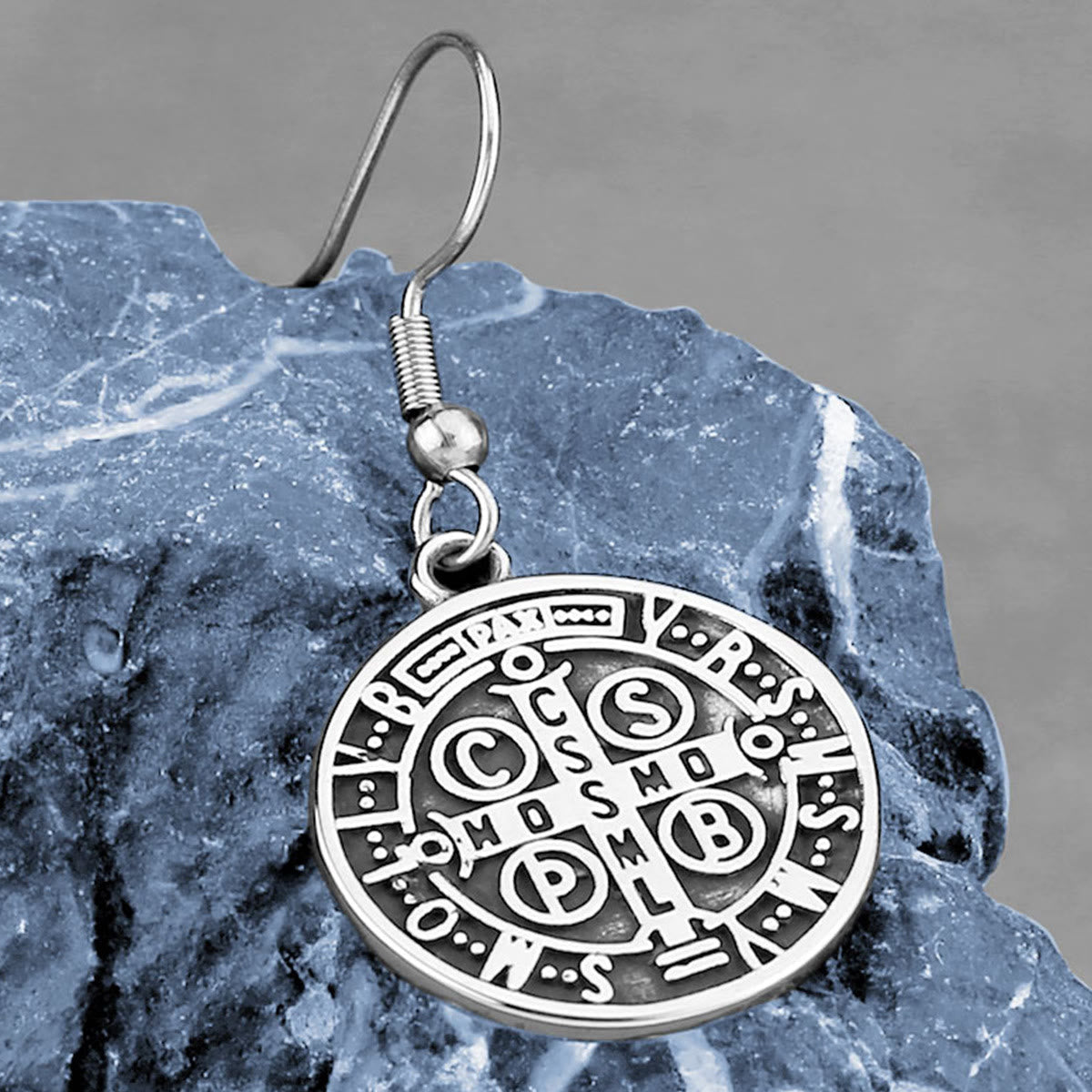 Pendientes de Protección Divina con Emblema Grabado de San Benito Estilo Clásico