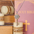 Collar de Colgante de Aleación "San Benito, Protégennos, la Llave de la Fe"
