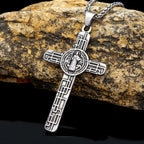 Collar de Péndulo de Titanio con Cruz de San Benito Protégenos
