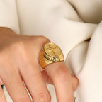 Anillo de Fe Divina en Estilo Clásico con Cruz Única
