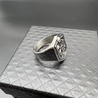 Anillo de Protección Sagrada con Escudo de Cruzadas de Estilo Clásico