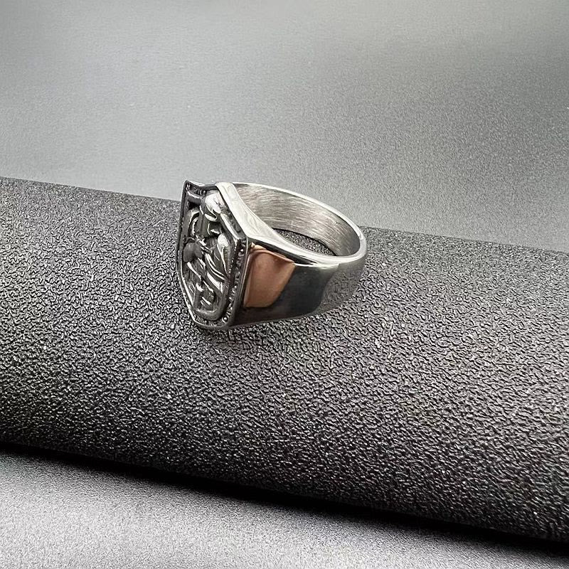 Anillo de Protección Sagrada con Escudo de Cruzadas de Estilo Clásico