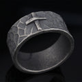 Anillo de Cruz de Piedra Forjada con Textura Antigua de Estilo Vintage