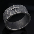 Anillo de Cruz de Piedra Forjada con Textura Antigua de Estilo Vintage