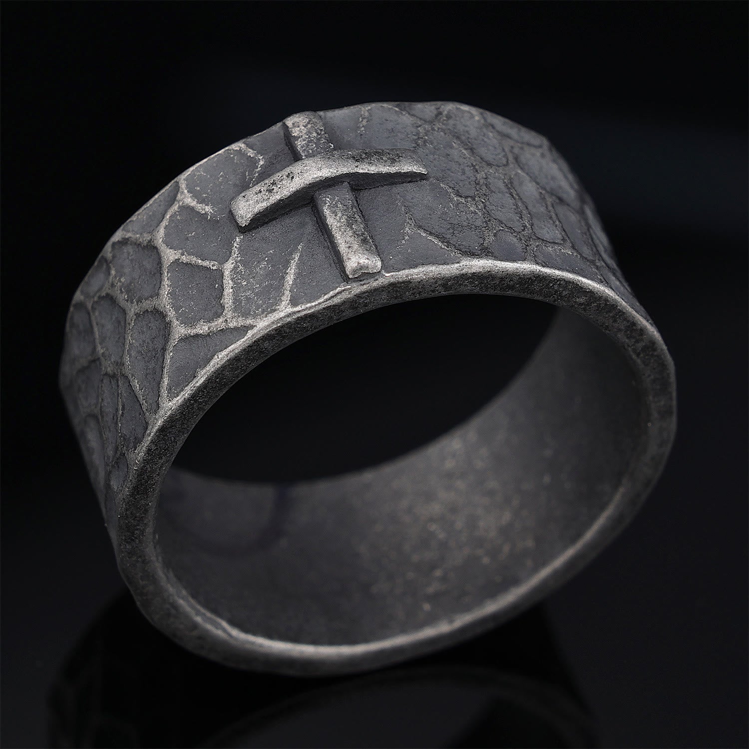 Anillo de Cruz de Piedra Forjada con Textura Antigua de Estilo Vintage