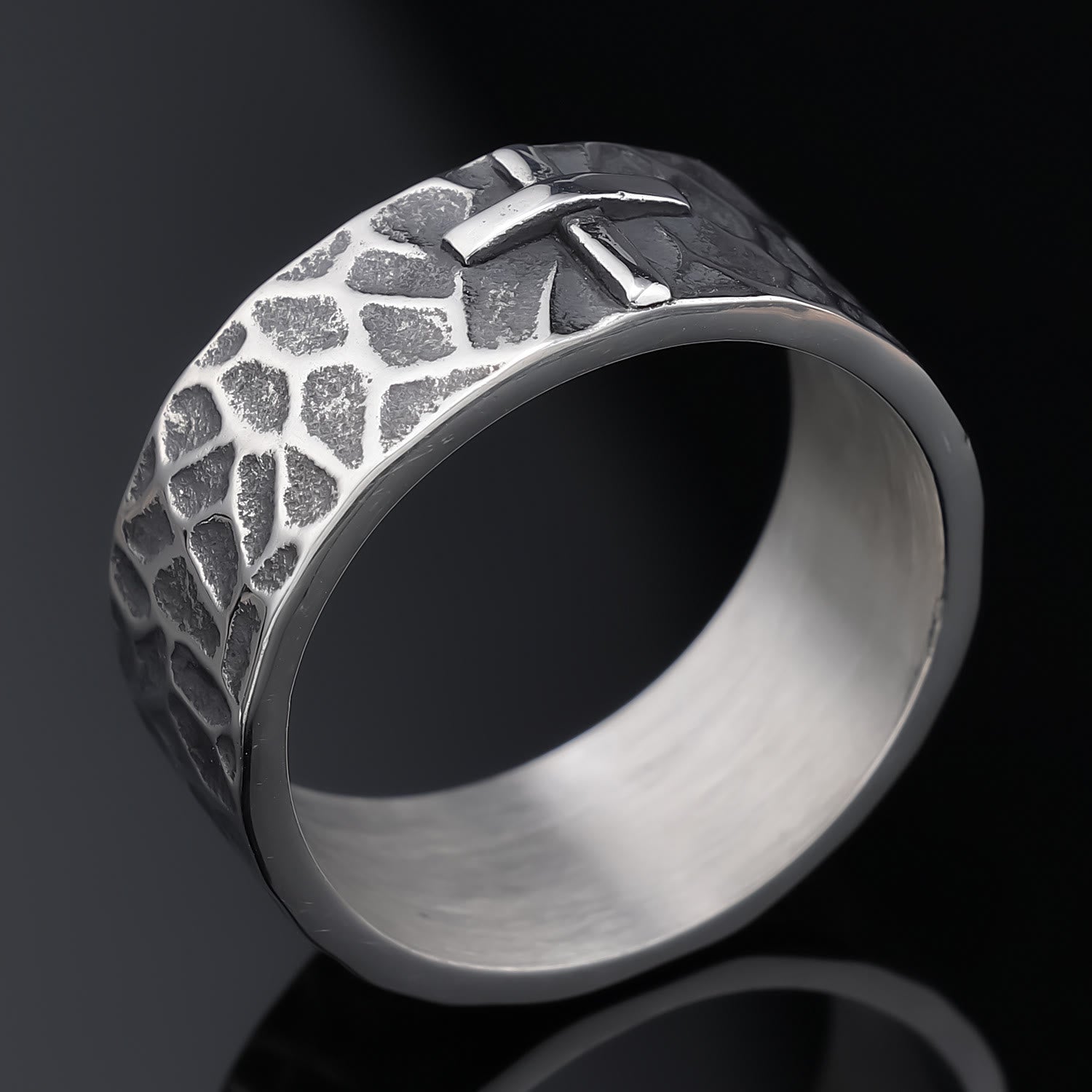 Anillo de Cruz de Piedra Forjada con Textura Antigua de Estilo Vintage