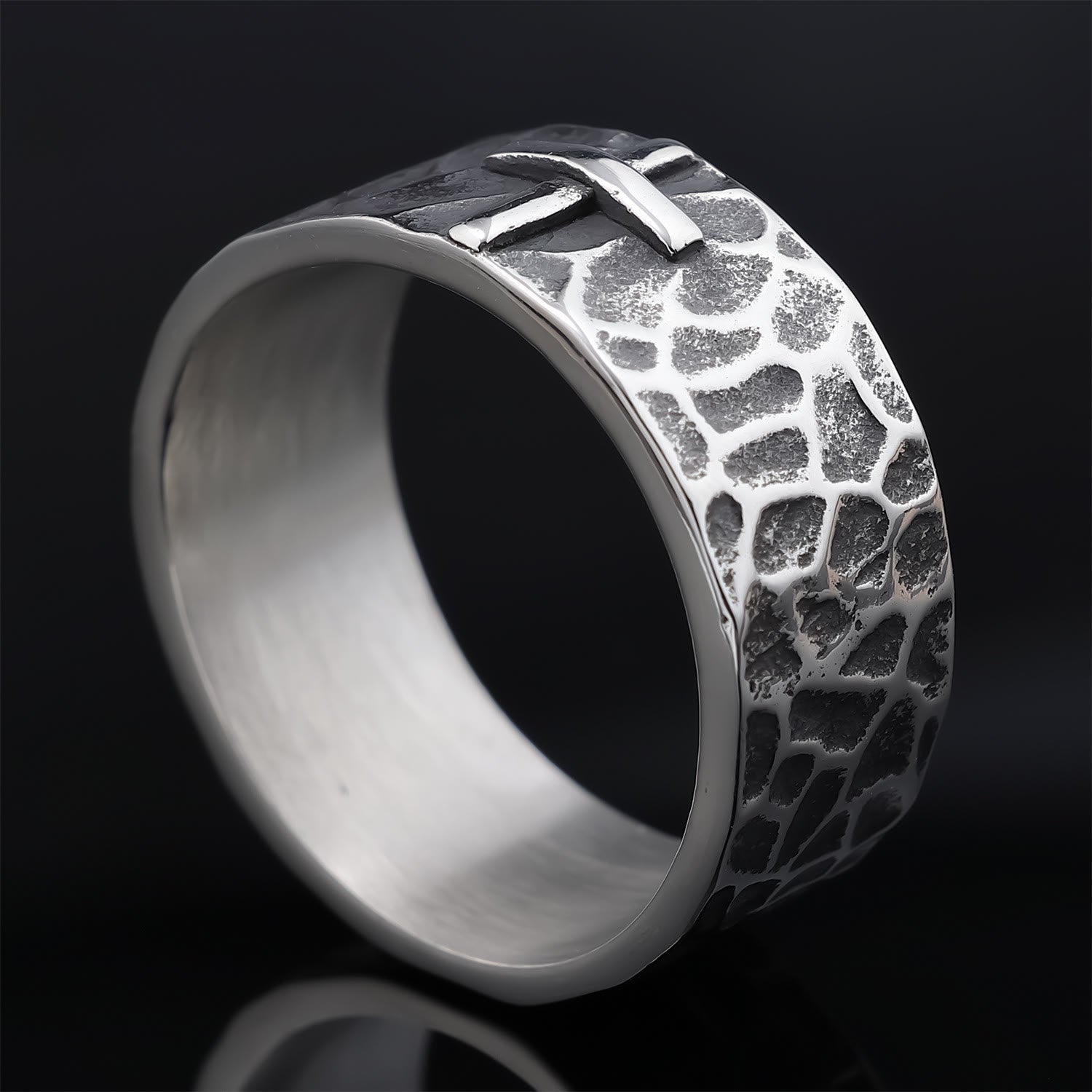Anillo de Cruz de Piedra Forjada con Textura Antigua de Estilo Vintage
