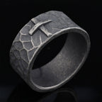 Anillo de Cruz de Piedra Forjada con Textura Antigua de Estilo Vintage