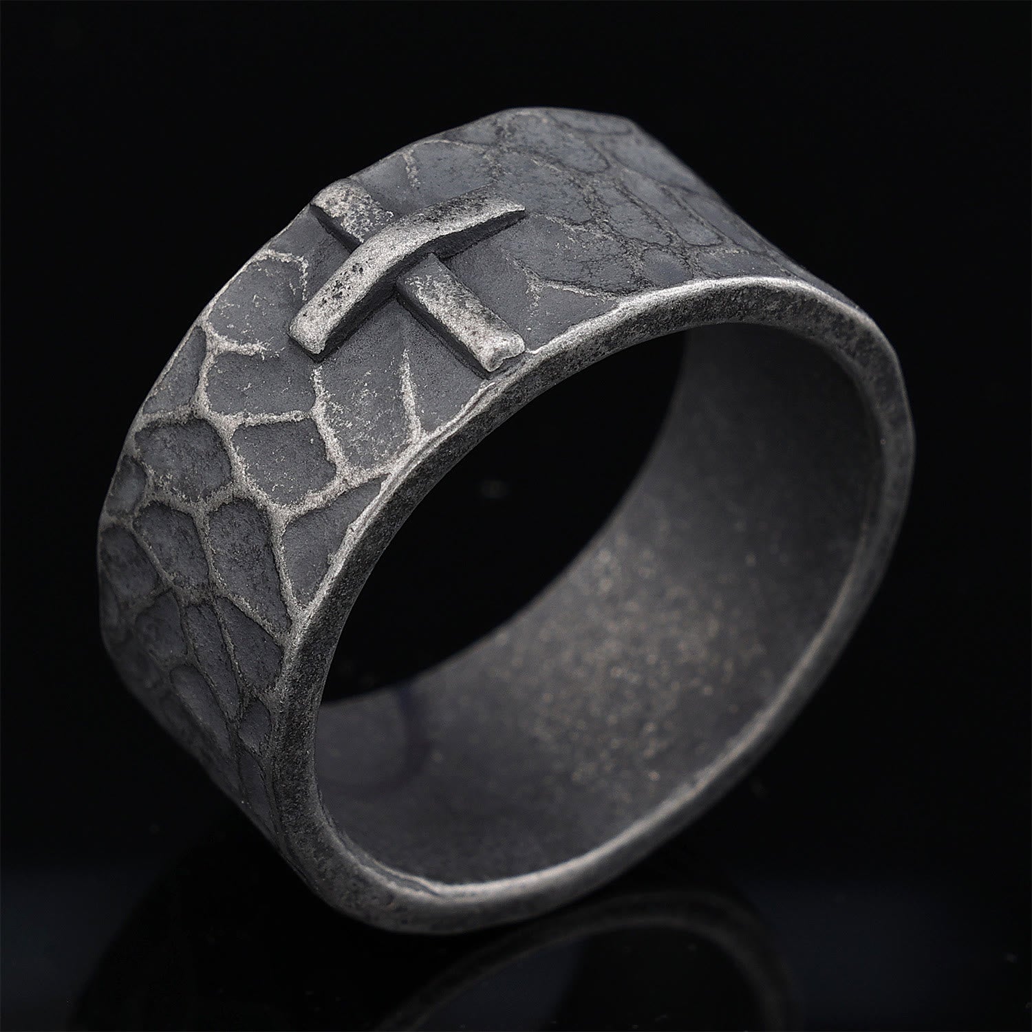 Anillo de Cruz de Piedra Forjada con Textura Antigua de Estilo Vintage