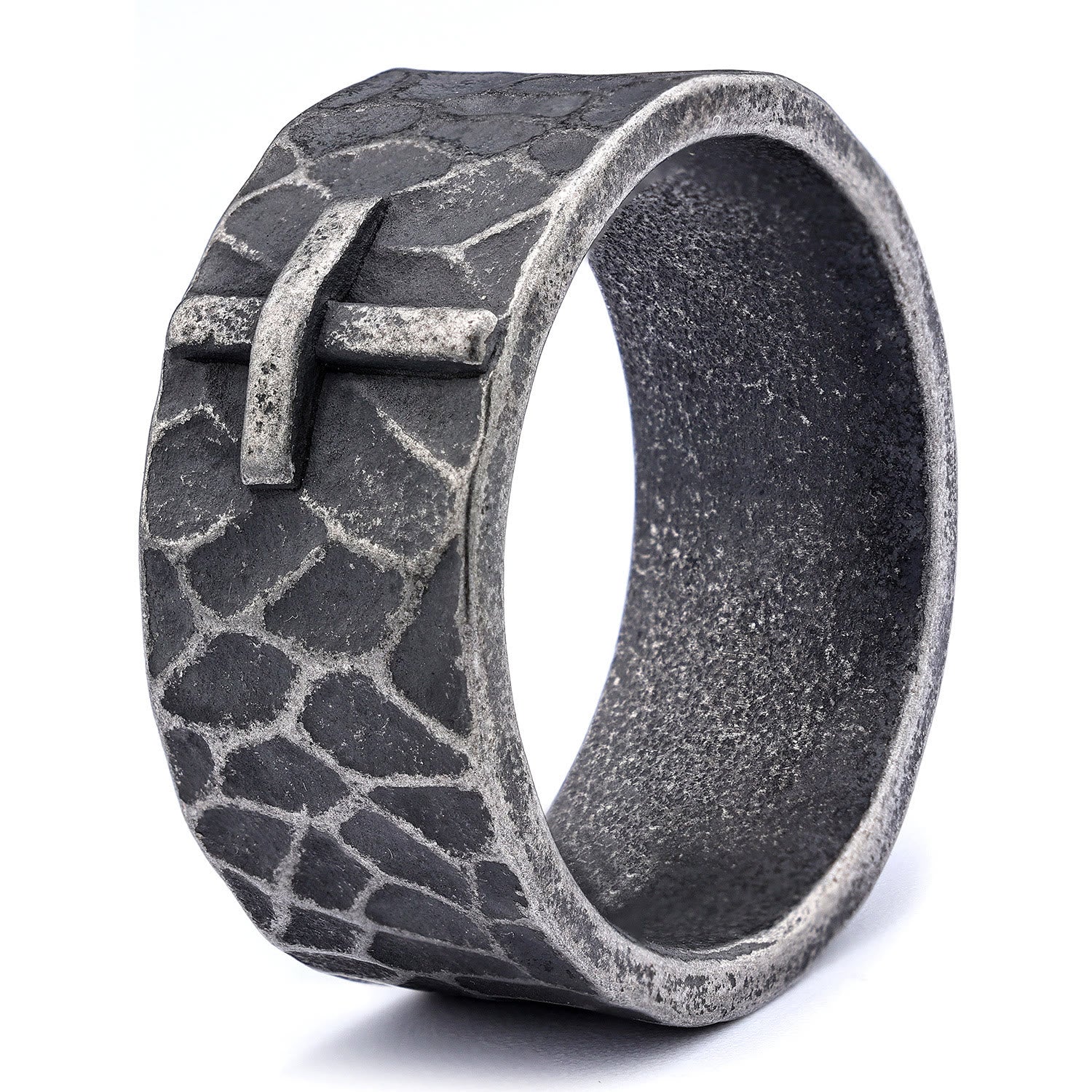 Anillo de Cruz de Piedra Forjada con Textura Antigua de Estilo Vintage