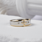 Anillo de Aleación de Cruz de Oro Bicolor de Estilo Moderno (Hecho en Tierra Santa)
