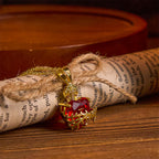 Collar de Pendiente del Sagrado Corazón de Jesús con Piedras Preciosas Rojas de Estilo Moderno