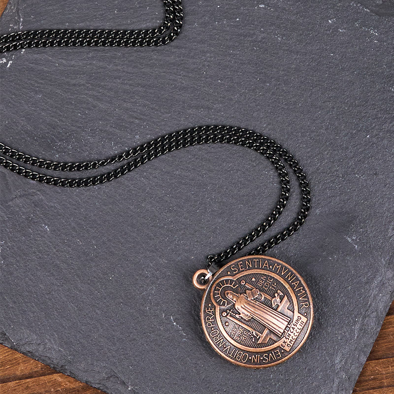 Collar con Colgante del Símbolo de San Benito de Estilo Clásico (3 colores)
