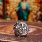 Anillo de Fe Divina Cruz de San Benito Estilo Clásico