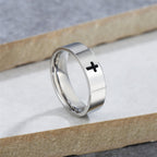 Anillo de Fe de Titanio Grabado en Cruz de Estilo Minimalista Brillante