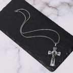 Collar de Pendiente de Cruz de Jesús de Acero de Titanio con Patrón de Árbol de Estilo Retro