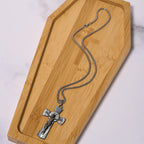Collar de Pendiente de Cruz de Jesús de Acero de Titanio con Patrón de Árbol de Estilo Retro