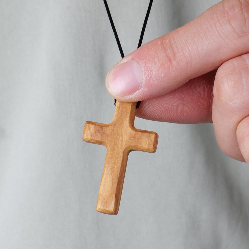 Collar de Cruz de Madera de Olivo Hecho a Mano: Un Símbolo de Fe y Artesanía