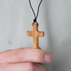 Collar de Cruz de Madera de Olivo Hecho a Mano: Un Símbolo de Fe y Artesanía