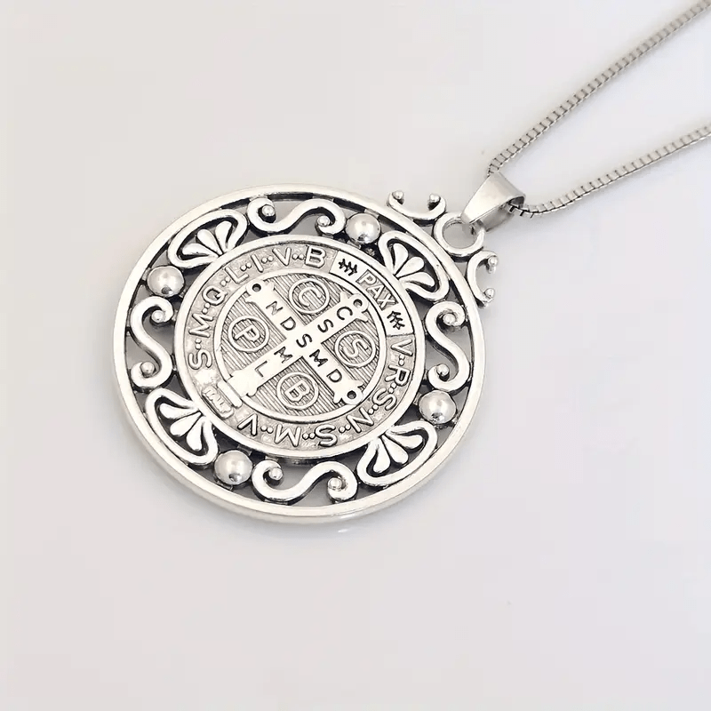 Medalla de San Benito Collar Exquisitamente Elaborado: Un Símbolo de Fe y Protección