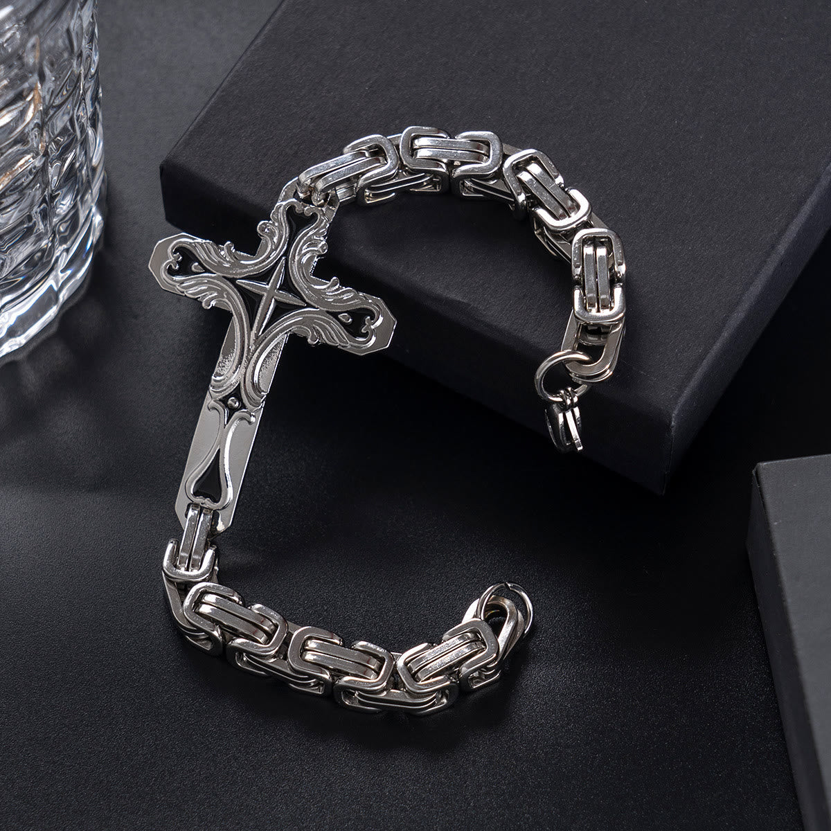 Pulsera para Hombre "Iron & Faith": Fuerza y Redención en Cada Eslabón