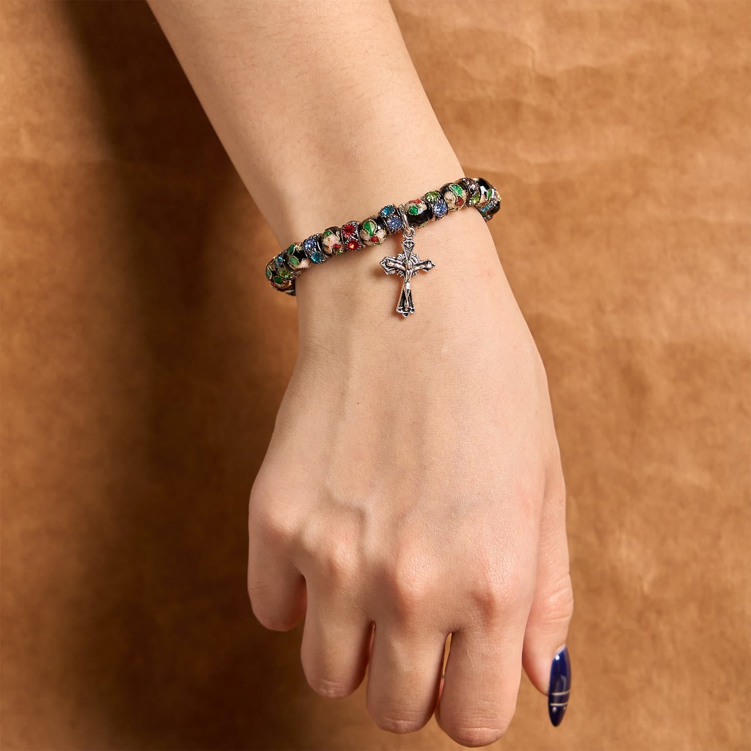Pulsera de Fe Atemporal con Cuentas de Cloisonné Hechas a Mano: Un Testimonio de la Presencia de Cristo