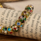 Pulsera de Fe Atemporal con Cuentas de Cloisonné Hechas a Mano: Un Testimonio de la Presencia de Cristo