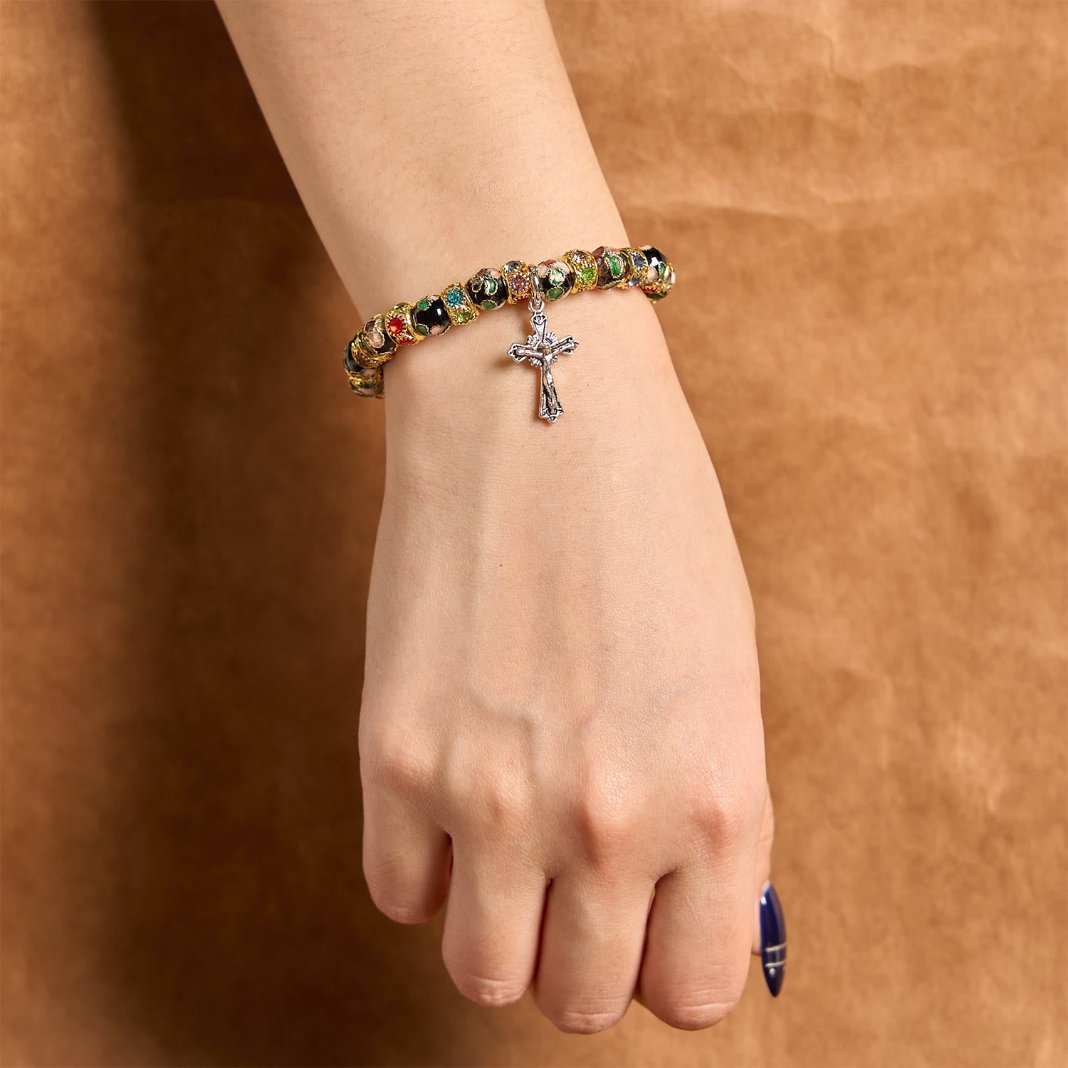 Pulsera de Fe Atemporal con Cuentas de Cloisonné Hechas a Mano: Un Testimonio de la Presencia de Cristo