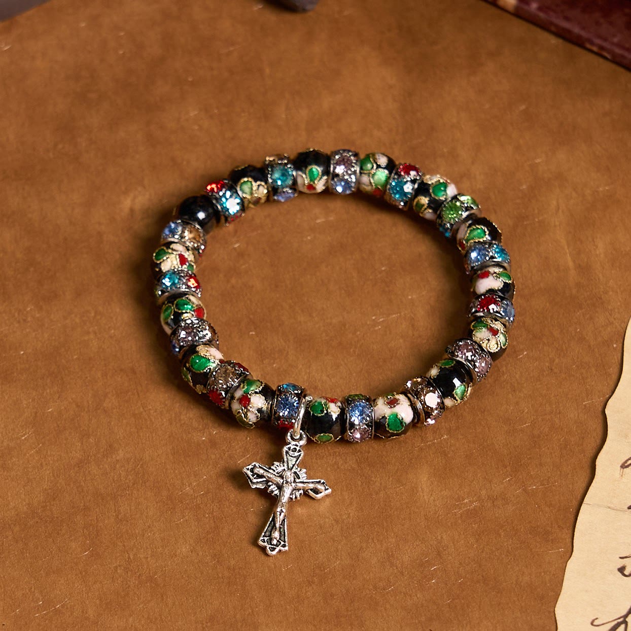 Pulsera de Fe Atemporal con Cuentas de Cloisonné Hechas a Mano: Un Testimonio de la Presencia de Cristo