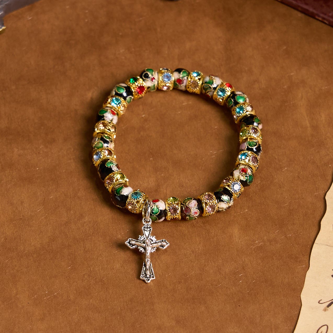 Pulsera de Fe Atemporal con Cuentas de Cloisonné Hechas a Mano: Un Testimonio de la Presencia de Cristo