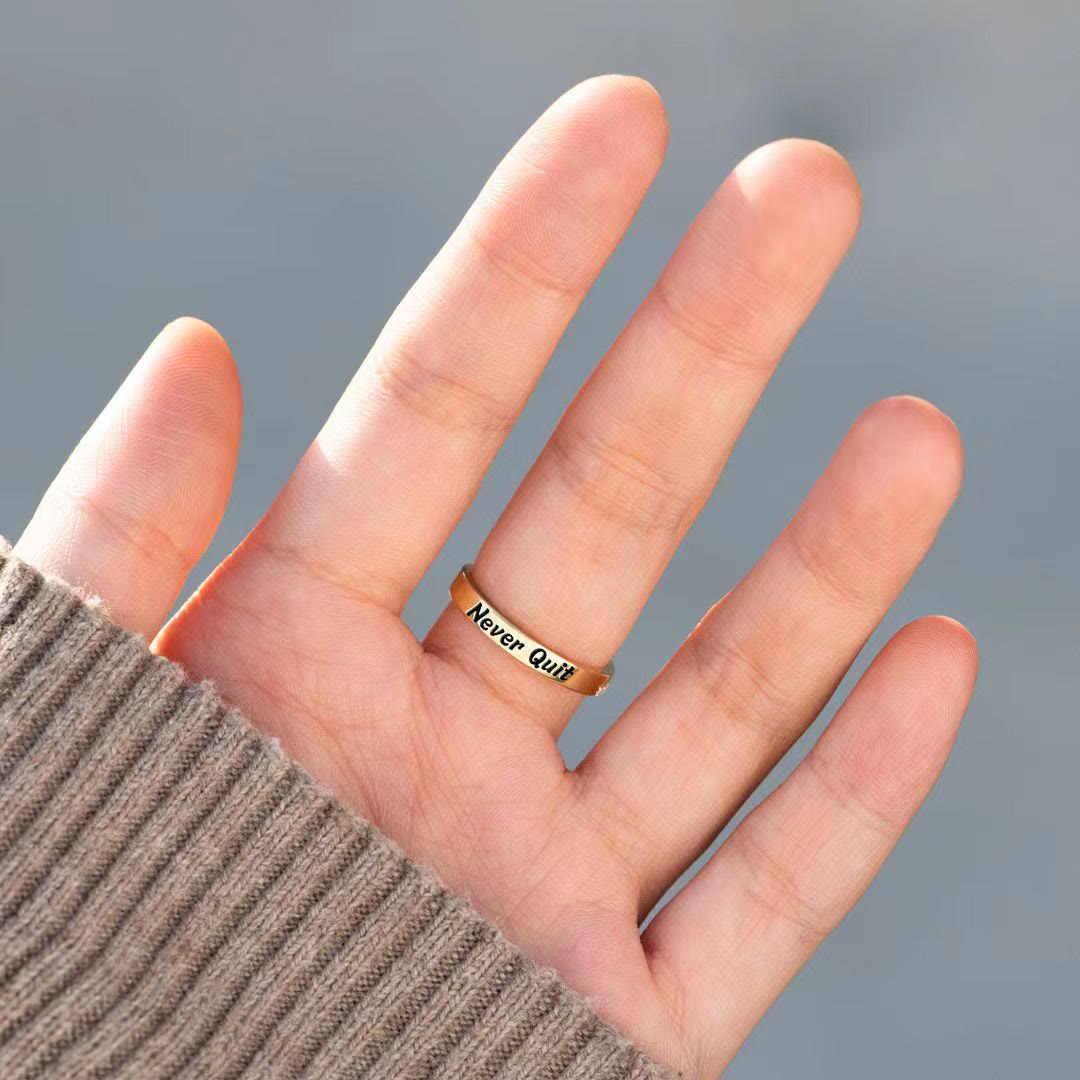 Anillo Minimalista de Cruz de Plata 925 "Nunca Te Rindas": Un Símbolo de Creencia y Elevación