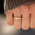 Anillo Minimalista de Cruz de Plata 925 "Nunca Te Rindas": Un Símbolo de Creencia y Elevación