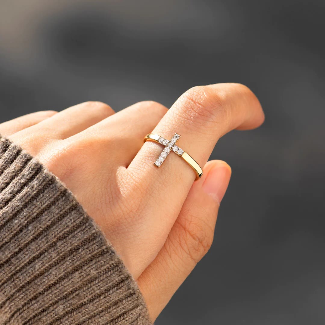 Anillo de Cruz de Plata 925 y "Confía en Dios": Símbolos de Esperanza