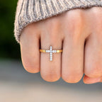 Anillo de Cruz de Plata 925 y "Confía en Dios": Símbolos de Esperanza