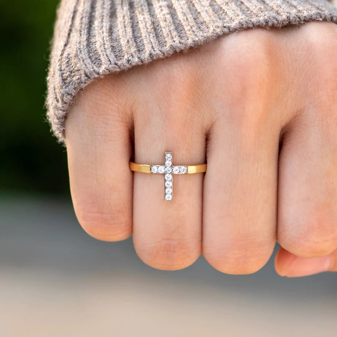 Anillo de Cruz de Plata 925 y "Confía en Dios": Símbolos de Esperanza